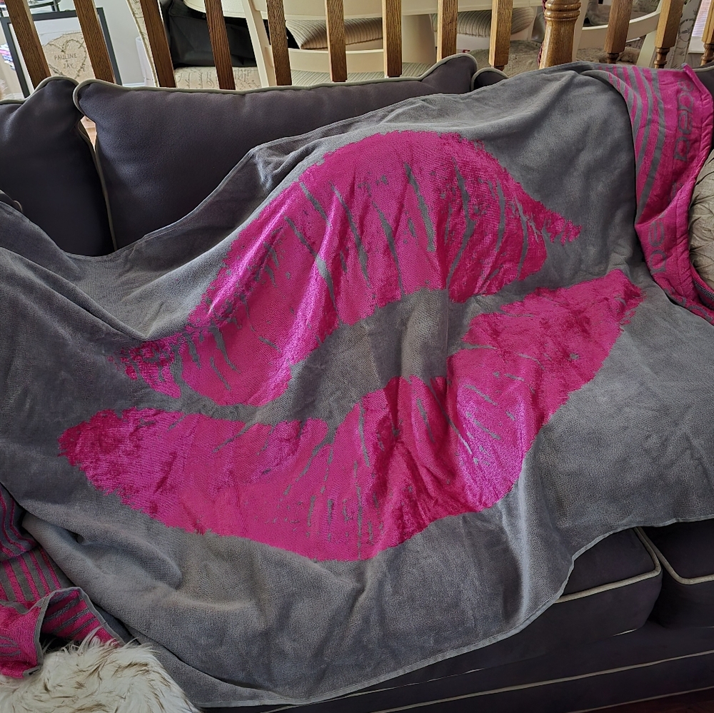 Pair Bebe large Smooch beach towels (2) velour